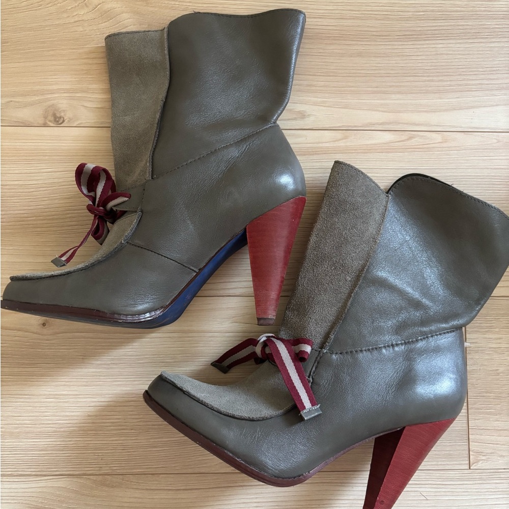 Stylish Women's Leather Boots